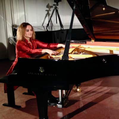 Anja Woschick on piano